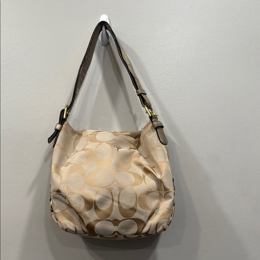 Vintage Coach Signature Khaki Single Strap
Shoulder Bag.